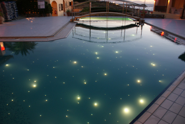 Διακόσμηση πισίνας με χρήση φωτός από οπτικές ίνες